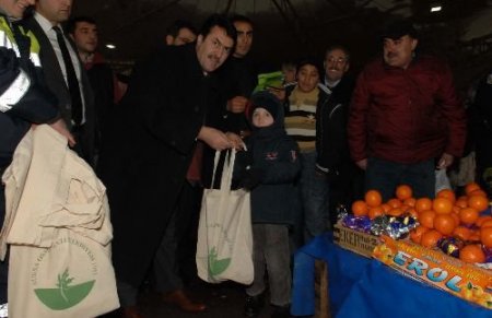 Poşet Kullanımını Durdurmak İçin Pazarda Vatandaşa Bez Torba Dağıtıldı