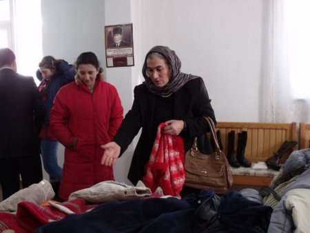 Posof Okuma Salonu, başarılı öğrencileri kıyafetle ödüllendirdi