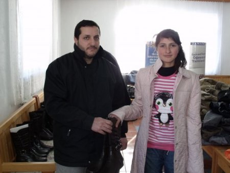 Posof Okuma Salonu, başarılı öğrencileri kıyafetle ödüllendirdi