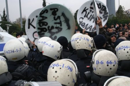 Posta Gazetesi Önündeki Protestoya Polis Müdahale Etti