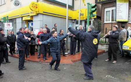 Postacılar iş bıraktı, davul zurna eşliğinde göbek attı