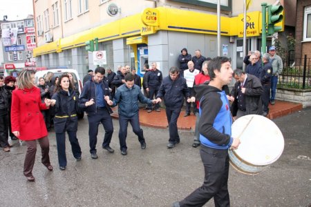 Postacılar iş bıraktı, davul zurna eşliğinde göbek attı