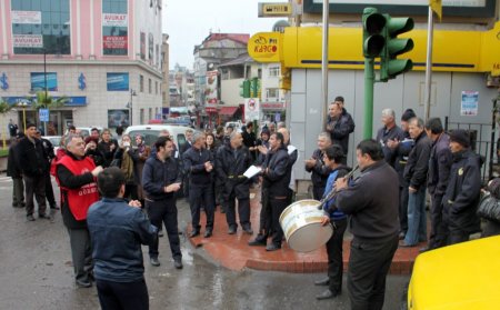 Postacılar iş bıraktı, davul zurna eşliğinde göbek attı