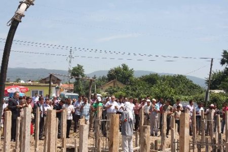 Prefabrik Mescitleri Yetmeyen Romanlar, Cami Yaptırıyor
