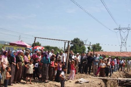 Prefabrik Mescitleri Yetmeyen Romanlar, Cami Yaptırıyor