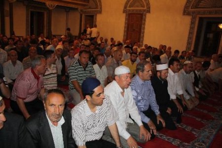 Priştina'nın Süleymaniye'si 3 Yıl Sonra Teravih Namazıyla İbadete Açıldı