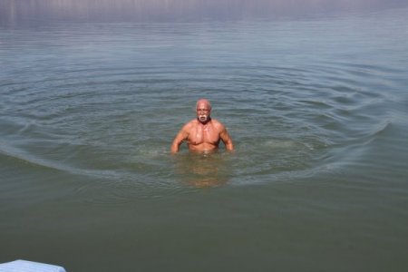 Profesör, göldeki kirliliğe ve sudaki çekilmeye dikkat çekmek için yüzdü