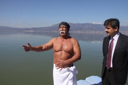 Profesör, göldeki kirliliğe ve sudaki çekilmeye dikkat çekmek için yüzdü