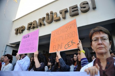 Profesörler Tıp Fakültesi'ne 'mescit istemiyoruz' eylemi yaptı