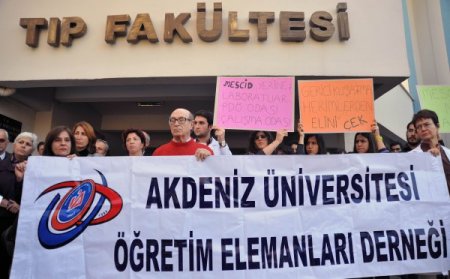 Profesörler Tıp Fakültesi'ne 'mescit istemiyoruz' eylemi yaptı