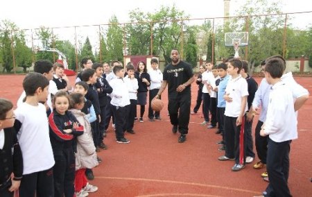 Profesyonel basketbolcular SANKO’lu öğrencilerle buluştu