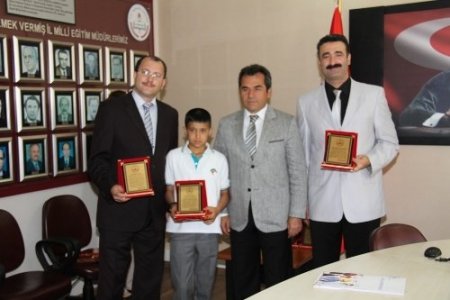 Proje biricisi öğrencinin hediyesi kitap oldu