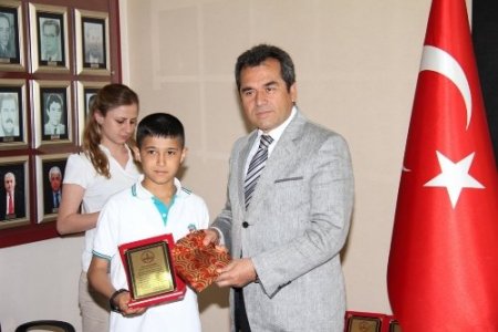 Proje biricisi öğrencinin hediyesi kitap oldu