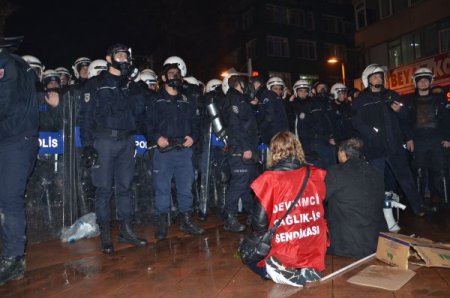 Protesto arbedeye dönüştü, eylemciler gaz ve su kullanılarak dağıtıldı (2)