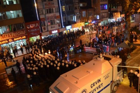 Protesto arbedeye dönüştü, eylemciler gaz ve su kullanılarak dağıtıldı (2)