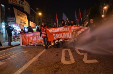Protesto arbedeye dönüştü, eylemciler gaz ve su kullanılarak dağıtıldı (2)