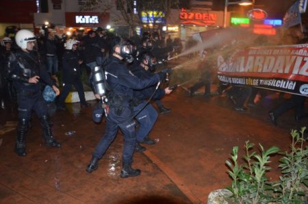 Protesto arbedeye dönüştü, eylemciler gaz ve su kullanılarak dağıtıldı (2)