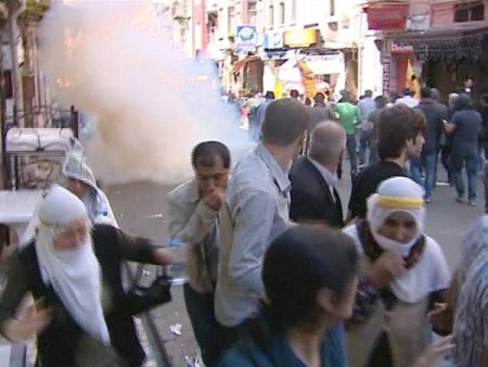 Protestocu Grup, Beyoğlu’nu Savaş Alanına Çevirdi