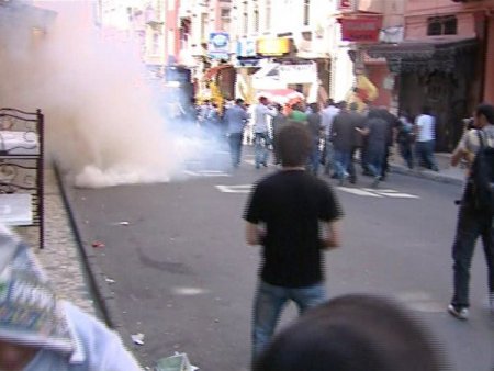 Protestocu Grup, Beyoğlu’nu Savaş Alanına Çevirdi