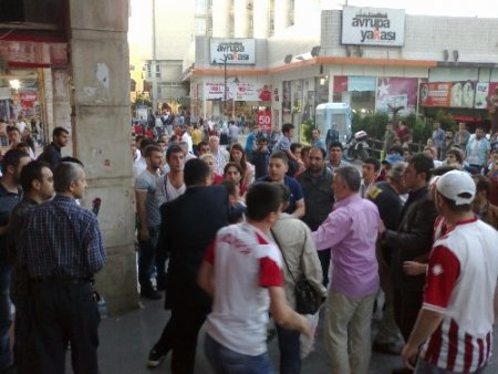 Protestocu vatandaşı linç edilmekten polis kurtardı