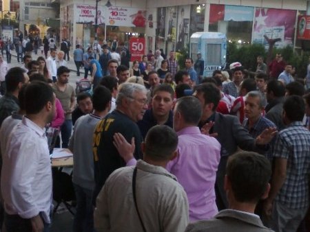 Protestocu vatandaşı linç edilmekten polis kurtardı