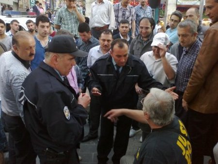 Protestocu vatandaşı linç edilmekten polis kurtardı