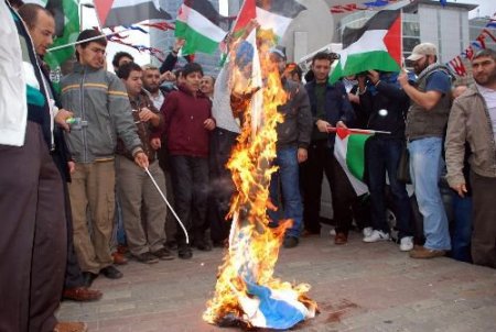 Protestocular, İsrail Başkonsolosluğu Önünde Bayrak Yaktı