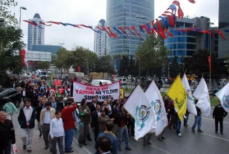 Protestocular, İsrail Başkonsolosluğu Önünde Bayrak Yaktı