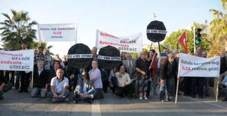 Protestocular yol kapatıp başkanın makamına siyah çelenk bıraktı