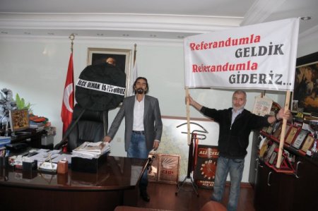 Protestocular yol kapatıp başkanın makamına siyah çelenk bıraktı