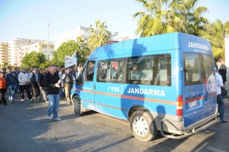 Protestocular yol kapatıp başkanın makamına siyah çelenk bıraktı