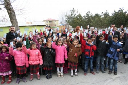 Protokol, minik öğrencilere süt dağıttı