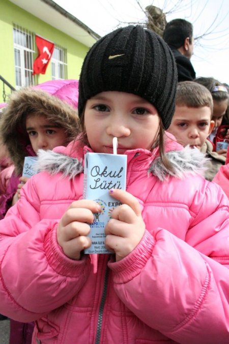 Protokol, minik öğrencilere süt dağıttı