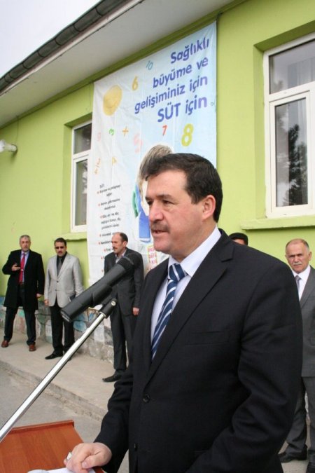 Protokol, minik öğrencilere süt dağıttı