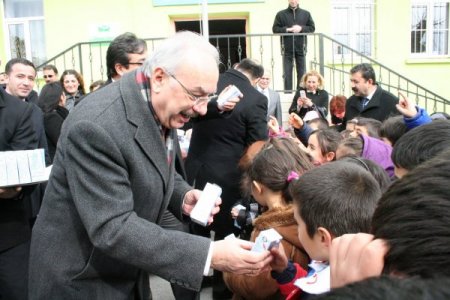 Protokol, minik öğrencilere süt dağıttı