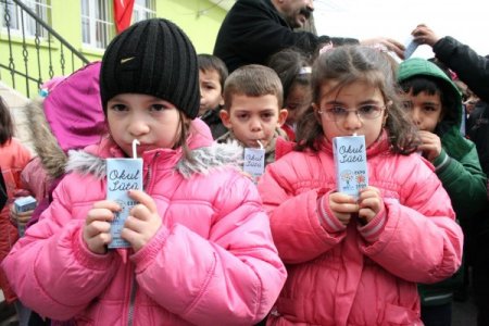 Protokol, minik öğrencilere süt dağıttı