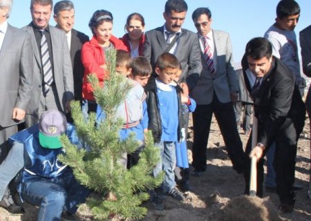 Protokol, öğrencilerle fidan dikti