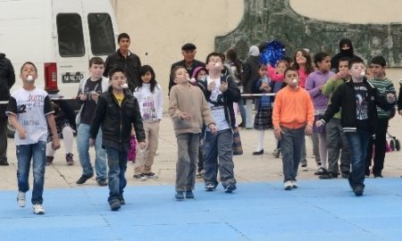 Protokol çocuklarla çelik çomak oynadı