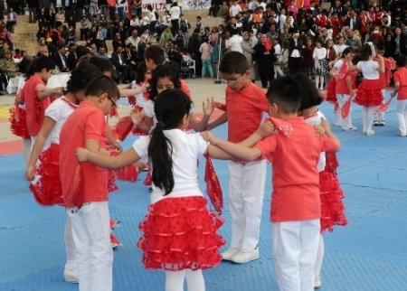 Protokol çocuklarla çelik çomak oynadı