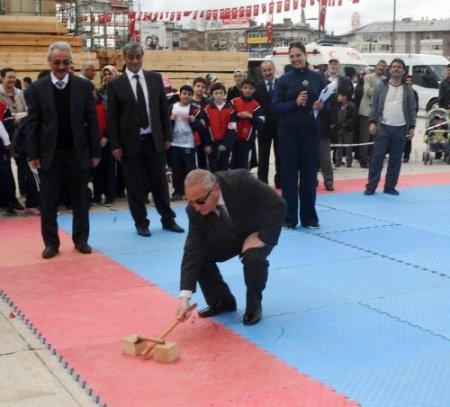 Protokol çocuklarla çelik çomak oynadı