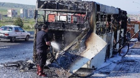 Protokol yolunda otobüs yangını