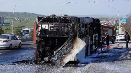 Protokol yolunda otobüs yangını