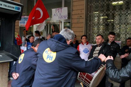 PTT çalışanları iş bıraktı, kurum önünde halay çekti