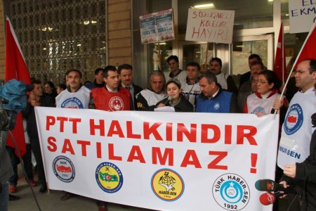 PTT çalışanları iş bıraktı, kurum önünde halay çekti
