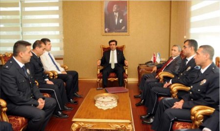 PTT şubesini soyma girişiminde bulunan hırsızları yakalayan polislere takdirname