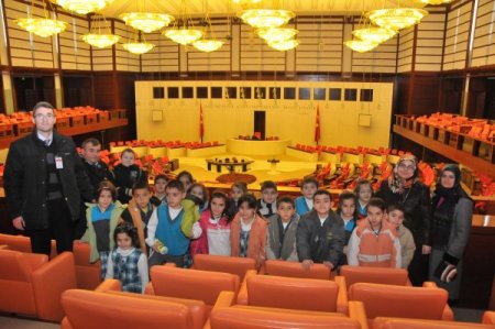 Pursaklar Aile Yaşam Merkezi Çocuk Kulübü üyeleri TBMM’yi ziyaret etti