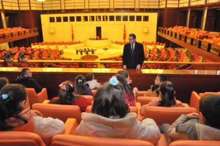 Pursaklar Aile Yaşam Merkezi Çocuk Kulübü üyeleri TBMM’yi ziyaret etti