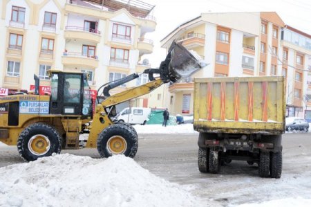 Pursaklar'da Belediye Ekiplerinin Kar Mesaisi Devam Ediyor