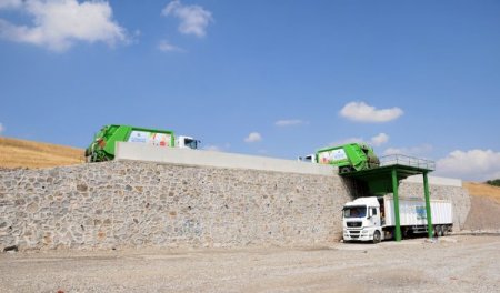 Pursaklar'da çöpler konteyner TIR'larla depolama alanına taşınıyor