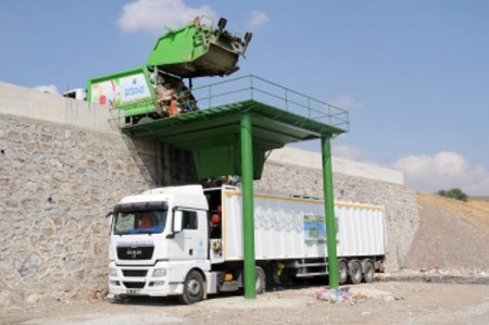 Pursaklar'da çöpler konteyner TIR'larla depolama alanına taşınıyor
